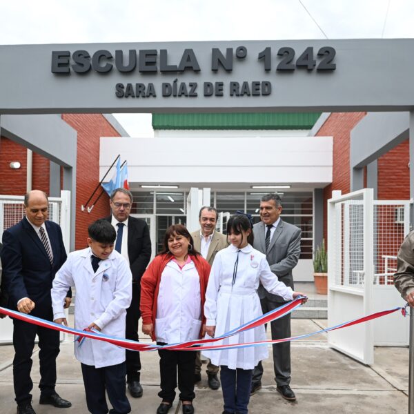 El gobierno provincial inauguró la Escuela N°1242 “Sara Díaz de Raed” del Barrio Aeropuerto