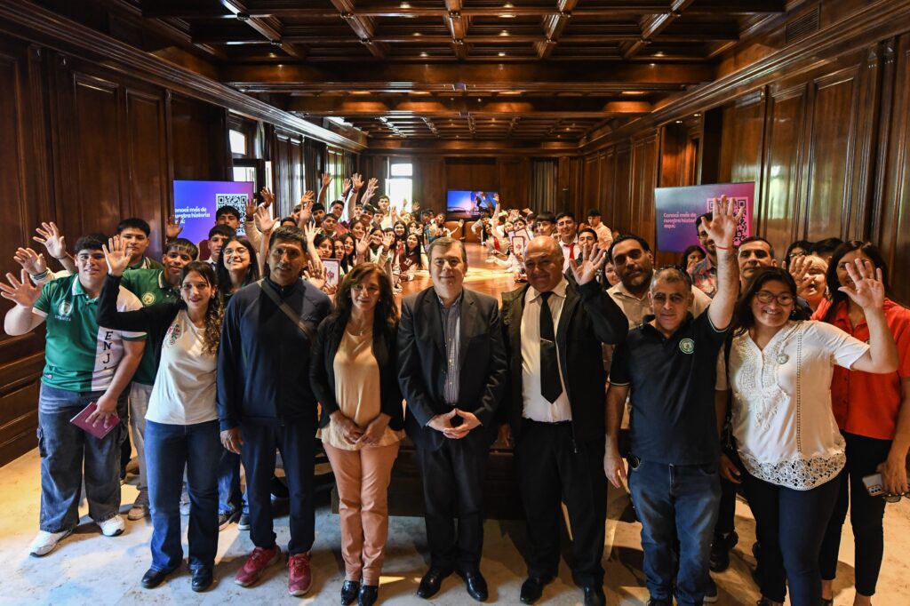 El Gobernador recibió a alumnos de cuatro establecimientos de los departamentos Capital y Banda