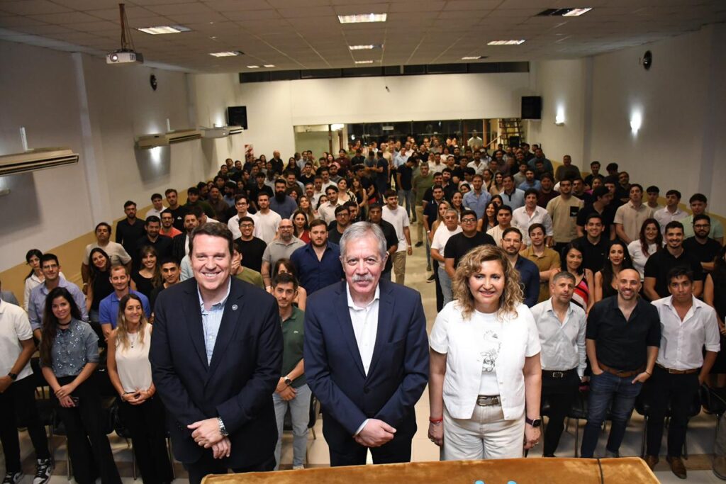 Elías Suarez ratificó el plan de desarrollo provincial ante una multitud de jóvenes emprendedores, comerciantes e industriales