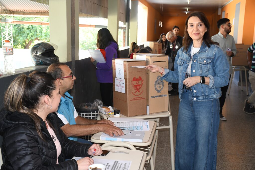 La ministra de Educación Mariela Nassif, emitió su voto en La Banda La ministra de Educación Mariela Nassif, emitió su voto en La Banda