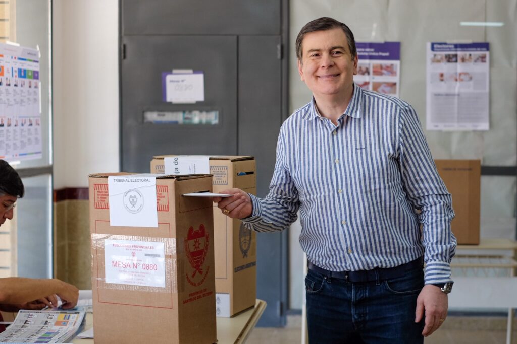 Zamora votó en la capital y llamó a defender con el voto los intereses del país y de santiago del estero