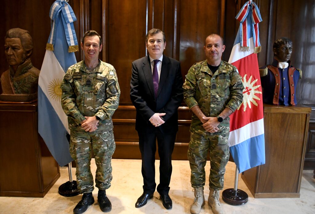 El Gobernador y el Jefe de Gabinete recibieron a las autoridades del Comando Electoral El Gobernador y el Jefe de Gabinete recibieron a las autoridades del Comando Electoral