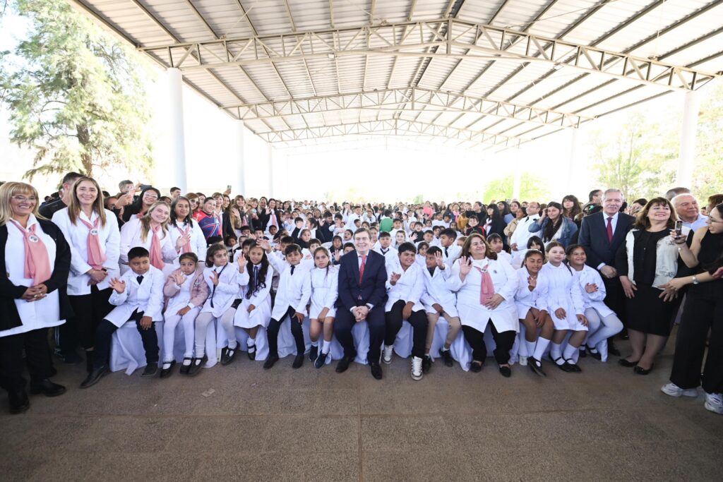 Zamora inauguró obras en la Escuela N° 59 de Beltrán una nueva terminal de ómnibus y entregó viviendas sociales a 59 familias