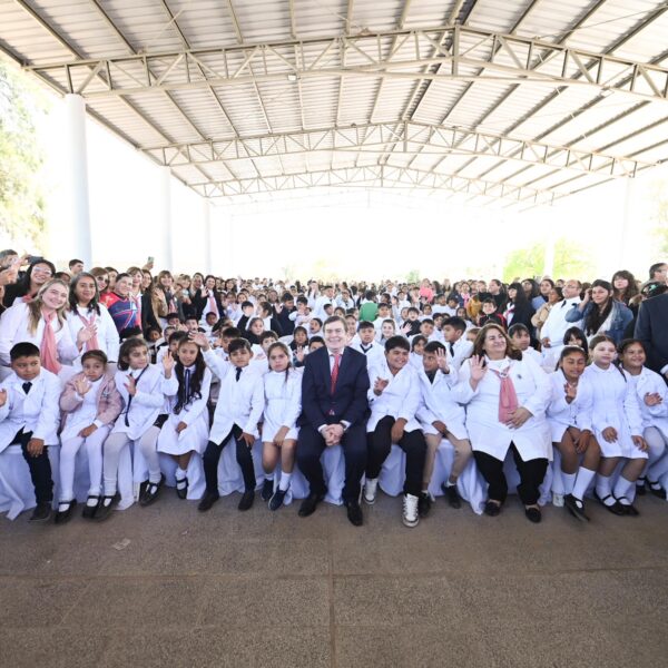 Zamora inauguró obras en la Escuela N° 59 de Beltrán una nueva terminal de ómnibus y entregó viviendas sociales a 59 familias