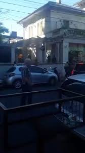 Un puntero libertario le pegó una piña a una mujer que protestaba en Quilmes durante una recorrida de campaña