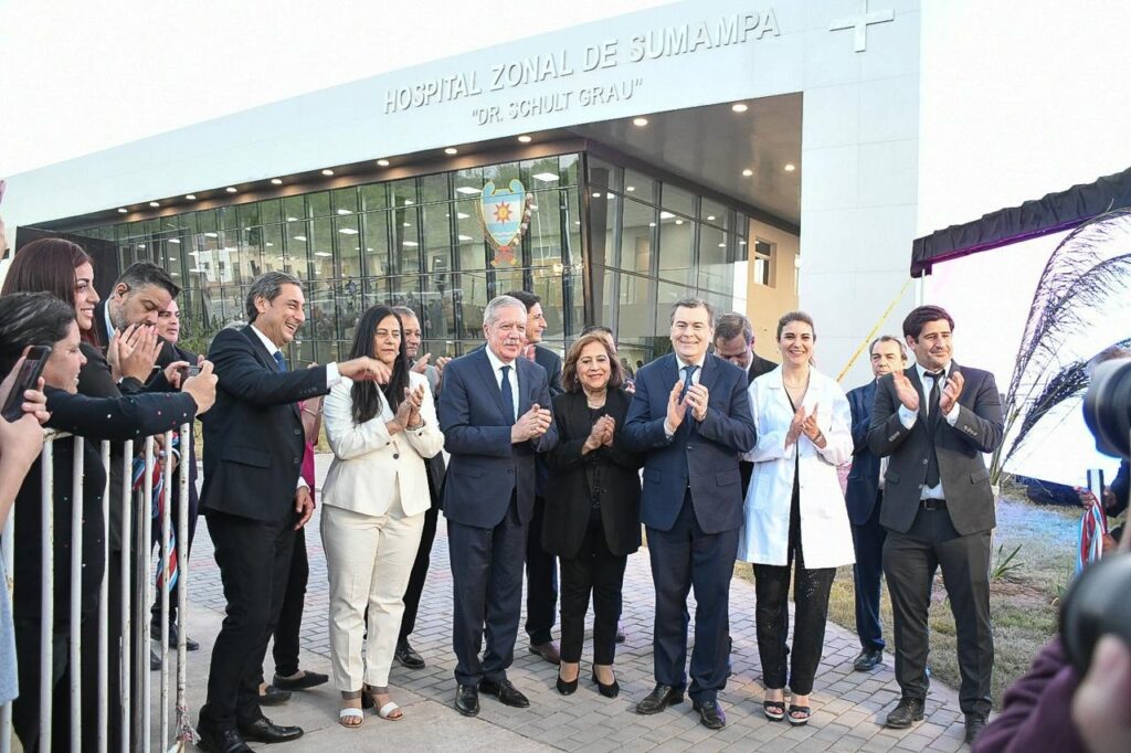 El Gobernador Zamora inauguró el nuevo edificio del Hospital de Sumampa y entregó viviendas sociales a familias de la zona