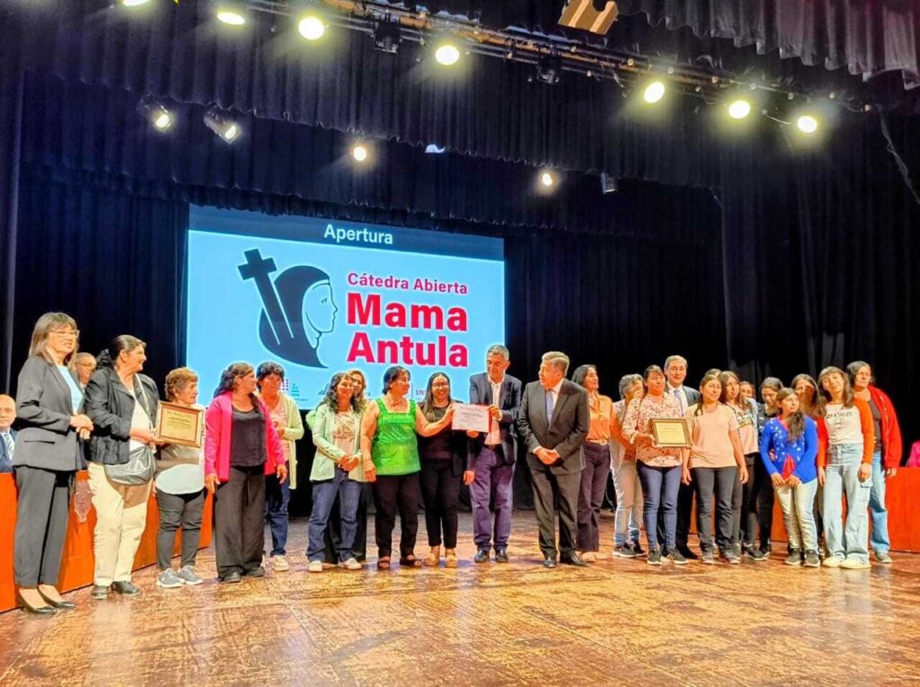 El Vicegobernador participó de la inauguración de la cátedra abierta Mama Antula en la Unse con la presentación de un emblemático mural textil