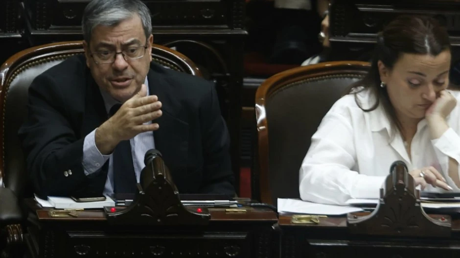 El peronismo advierte a los gobernadores que si ayudan a Milei con la ley de DNU voltean impuesto a los combustibles