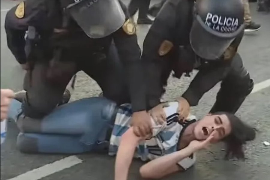 Represión en Congreso: La Policía detuvo a un joven, a un fotógrafo y avanza contra jubilados