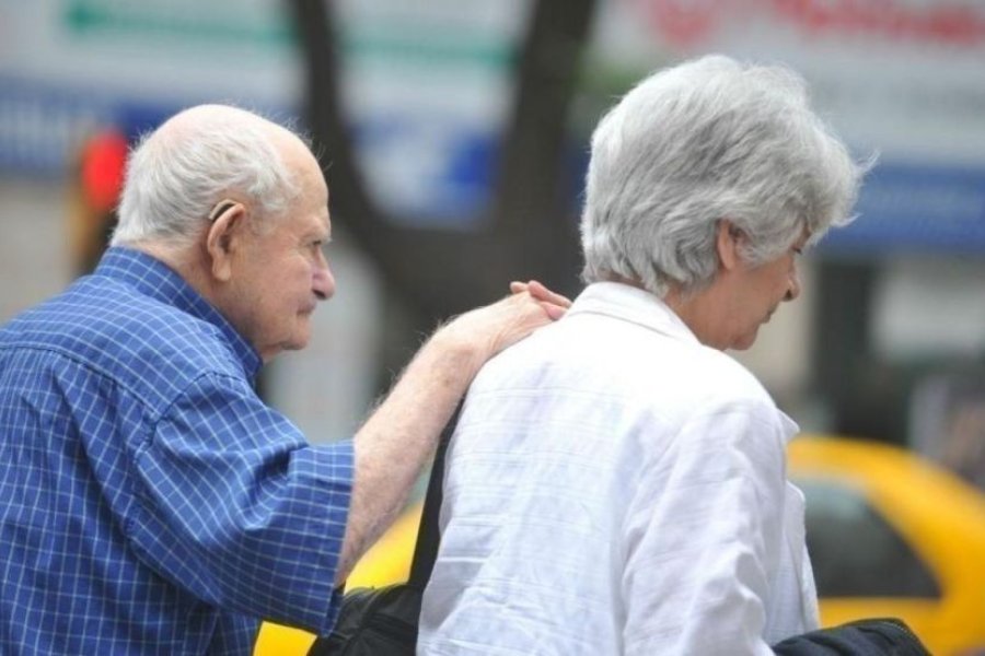 Alerta a los que están cerca de la edad de jubilarse: Se analiza el aumento de los años de aportes