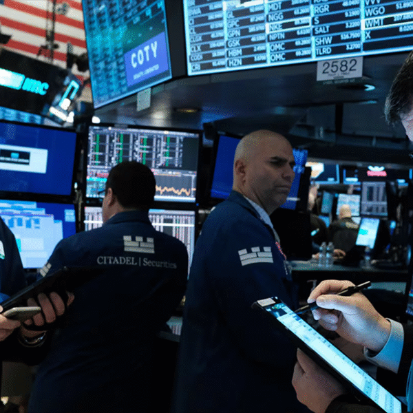 El dólar oficial subió $30, se vendía a $1415 y acciones rebotaron 8%