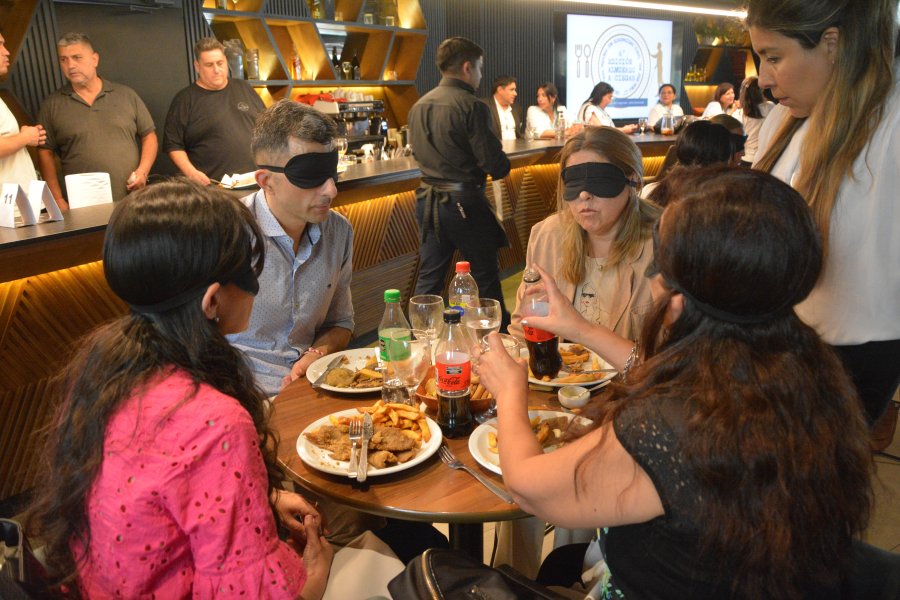 Conmemoraron el Día del Bastón Blanco con un «almuerzo a ciegas»