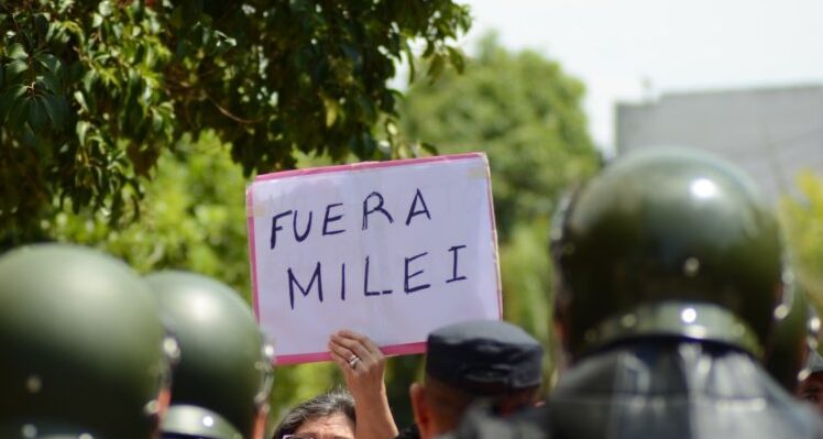 Protesta en el centro santiagueño contra políticas de Milei en su visita a la provincia