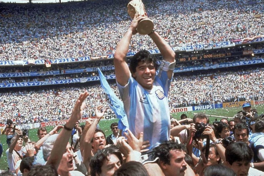 Murió Roberto Cejas, el hincha que llevó en andas a Diego Maradona en el Mundial de México 1986 Murió Roberto Cejas, el hincha que llevó en andas a Diego Maradona en el Mundial de México 1986