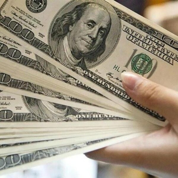 El dólar blue superó los $1.500 y se acerca a su récord histórico