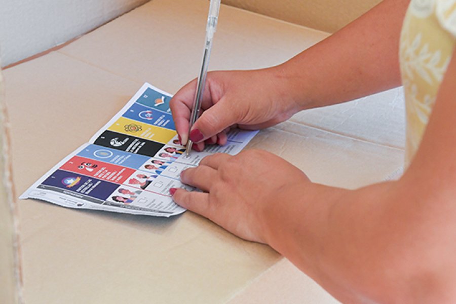 Elecciones 2025: Multarán con $77.000 a quienes tomen fotografías a la boleta única de papel Elecciones 2025: Multarán con $77.000 a quienes tomen fotografías a la boleta única de papel