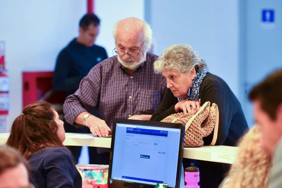 El gobierno oficializó el bono de $70.000 para jubilados en noviembre; el haber mínimo total será de $403.150