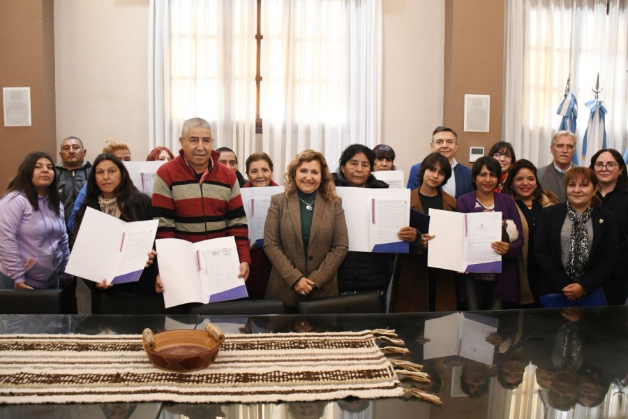 Garantía de propiedad: La intendente Norma Fuentes entregó escrituras y decretos de adjudicación a diez familias Garantía de propiedad: La intendente Norma Fuentes entregó escrituras y decretos de adjudicación a diez familias