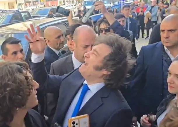 Javier Milei la pasa mal en Mar del Plata: los vecinos lo insultaron en la calle