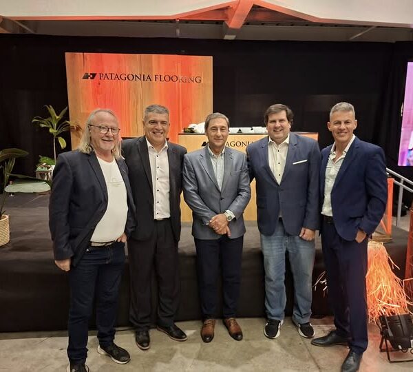 Carlos Silva Neder inauguró el showroom de Patagonia Flooring en La Banda