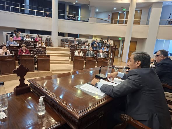 La Legislatura Provincial distingue a neurólogos del Hospital Regional por premio en España