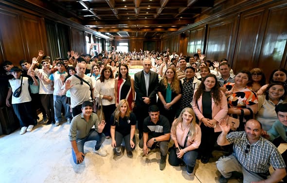 Estudiantes de Sumampa, Bandera Bajada y Monte Quemado visitaron Casa de Gobierno