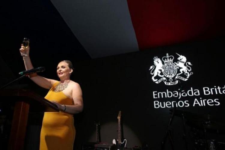 Funcionarios libertarios asisten a la celebración del 77º cumpleaños del Rey Carlos III en la embajada británica