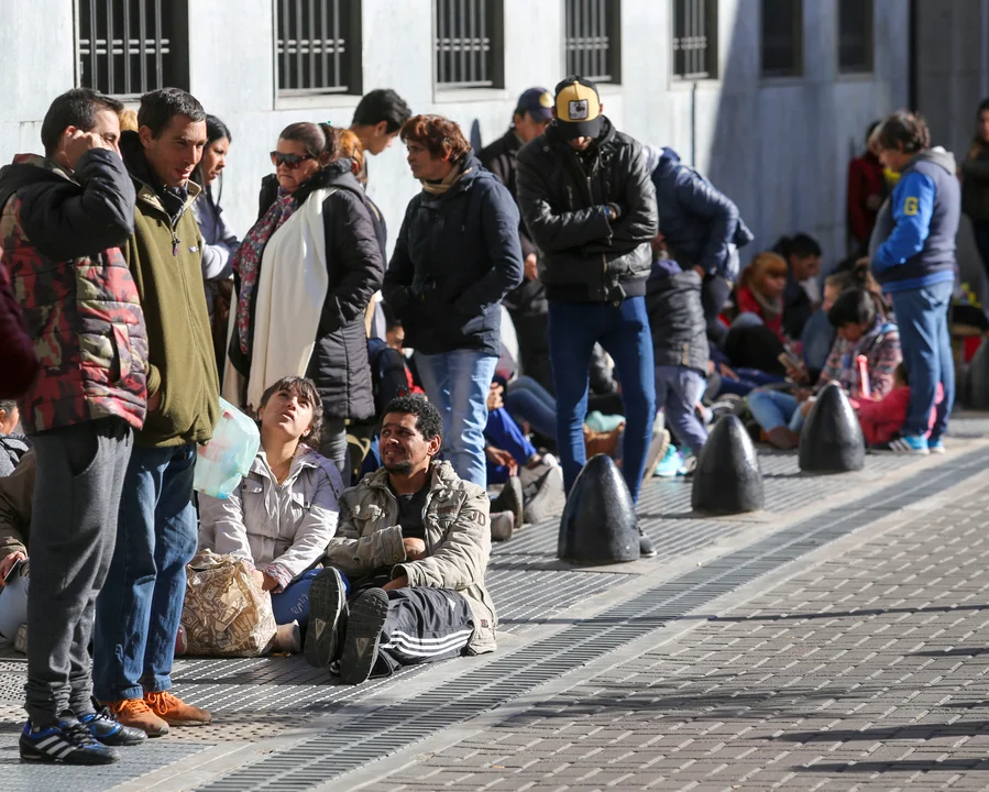 Caída del empleo formal: El sector privado perdió seis veces más puestos que el público
