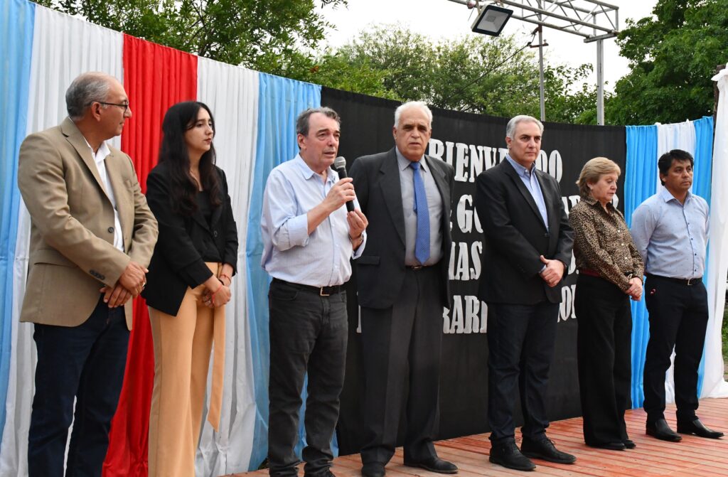 Los ministros Niccolai y Barbur inauguraron obras y entregaron viviendas sociales en Villa Silípica