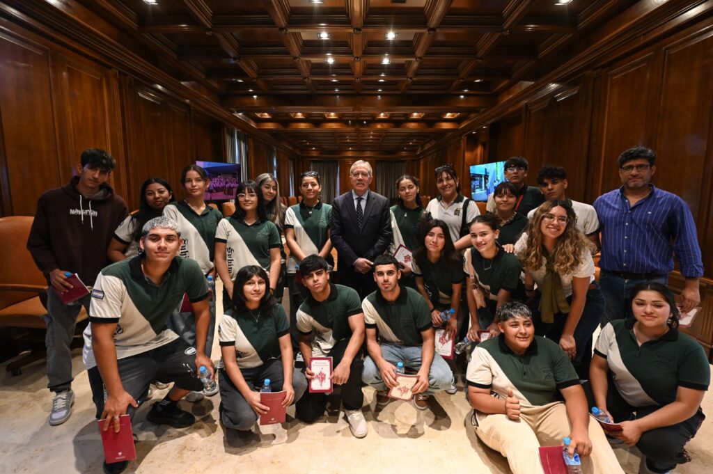 El Jefe de Gabinete recibió en Casa de Gobierno a alumnos de Termas de Río Hondo