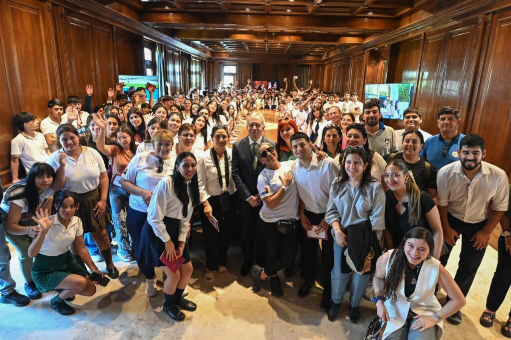 Unos 450 alumnos de distintos departamentos de la provincia visitaron Casa de Gobierno Unos 450 alumnos de distintos departamentos de la provincia visitaron Casa de Gobierno