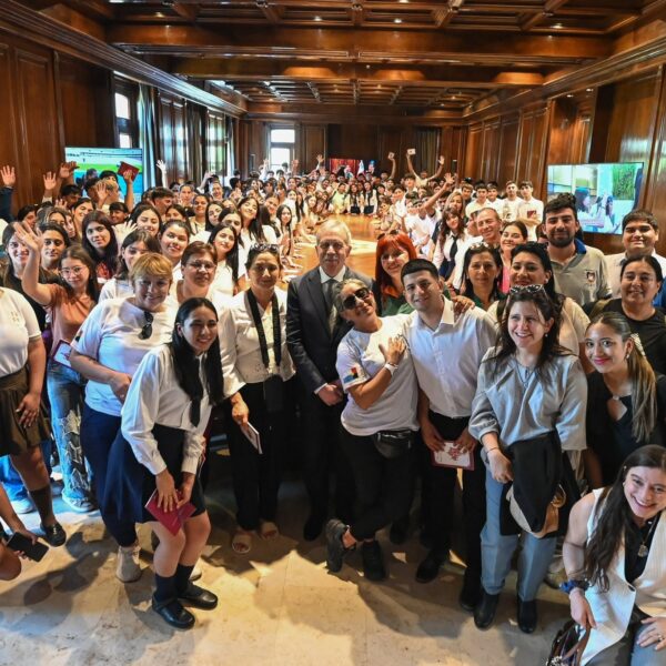 Unos 450 alumnos de distintos departamentos de la provincia visitaron Casa de Gobierno