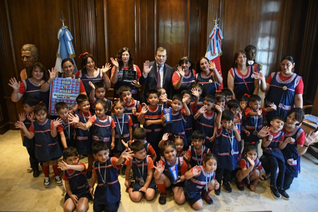 Alumnos del Jardín “Grillitos” presentaron su proyecto ganador al gobernador Zamora Alumnos del Jardín “Grillitos” presentaron su proyecto ganador al gobernador Zamora