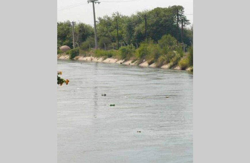 Alerta en La Banda: Buscan a un hombre en las aguas de un canal revestido