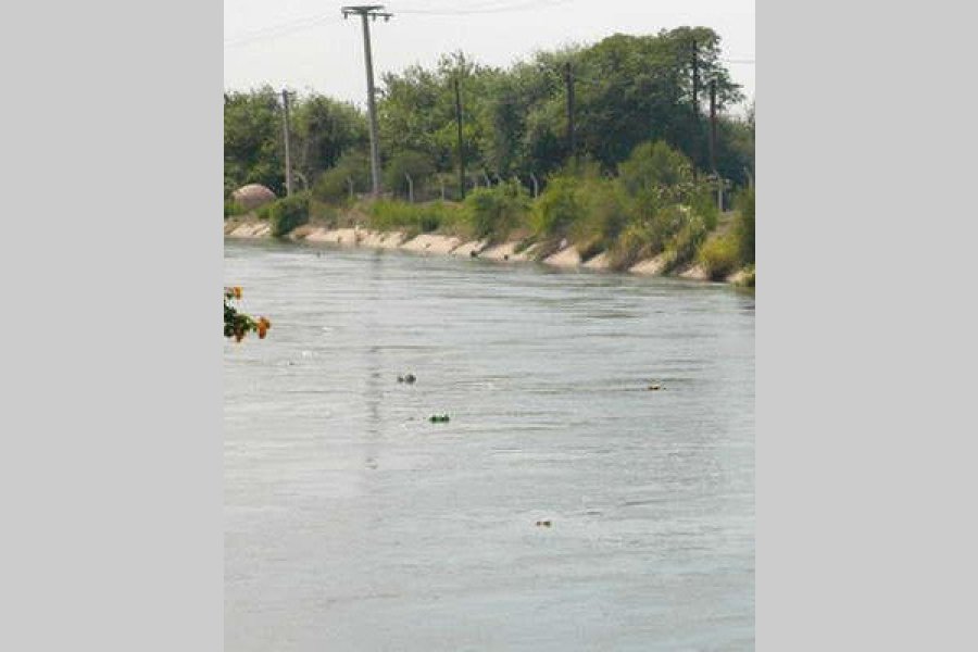 Alerta en La Banda: Buscan a un hombre en las aguas de un canal revestido Alerta en La Banda: Buscan a un hombre en las aguas de un canal revestido