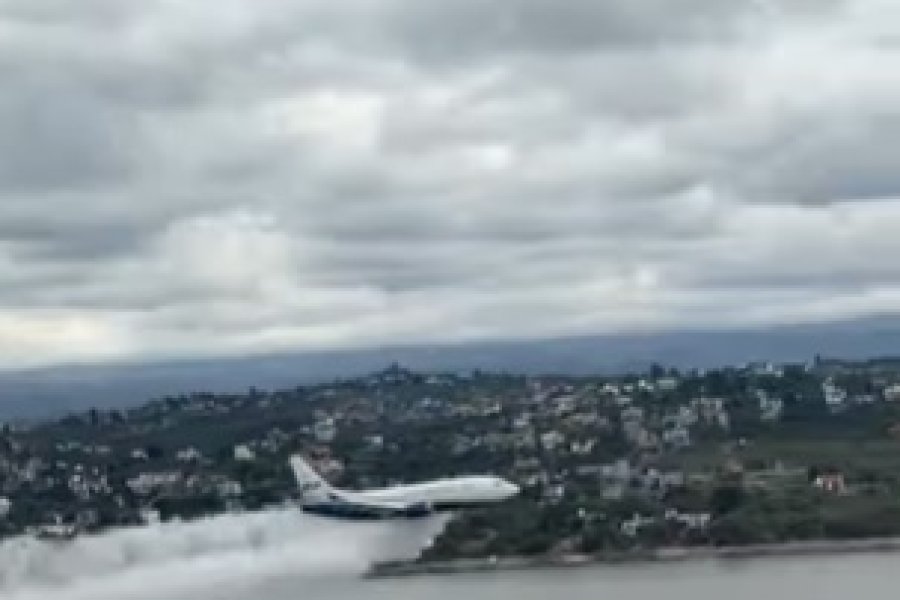 Ambiente y Emergencias: El Avión Hidrante más Grande de Latinoamérica Entrenó en Córdoba con Equipos Santiagueños