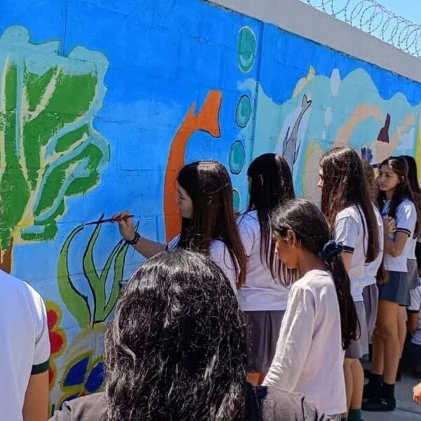 Jóvenes promueven la erradicación de minibasurales usando el arte y murales