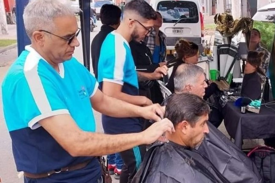 Megadesfile solidario de la Fundación de Peluqueros en la Plaza Belgrano de La Banda