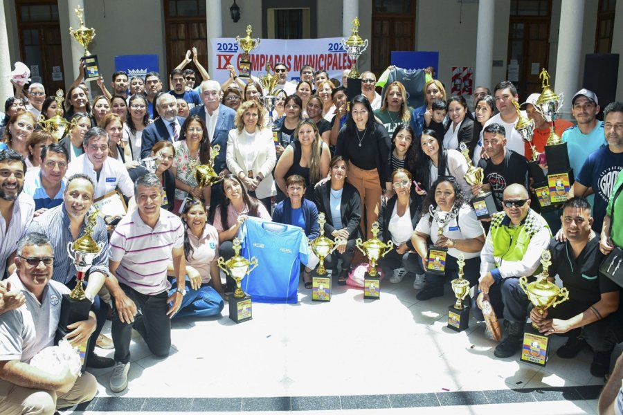 La intendente Norma Fuentes entregó Premios de las IX Olimpíadas Municipales La intendente Norma Fuentes entregó Premios de las IX Olimpíadas Municipales
