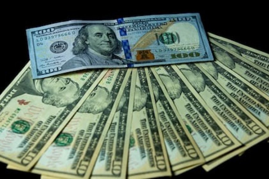 El dólar oficial baja $15 y se vende a $1.425 en el Banco Nación