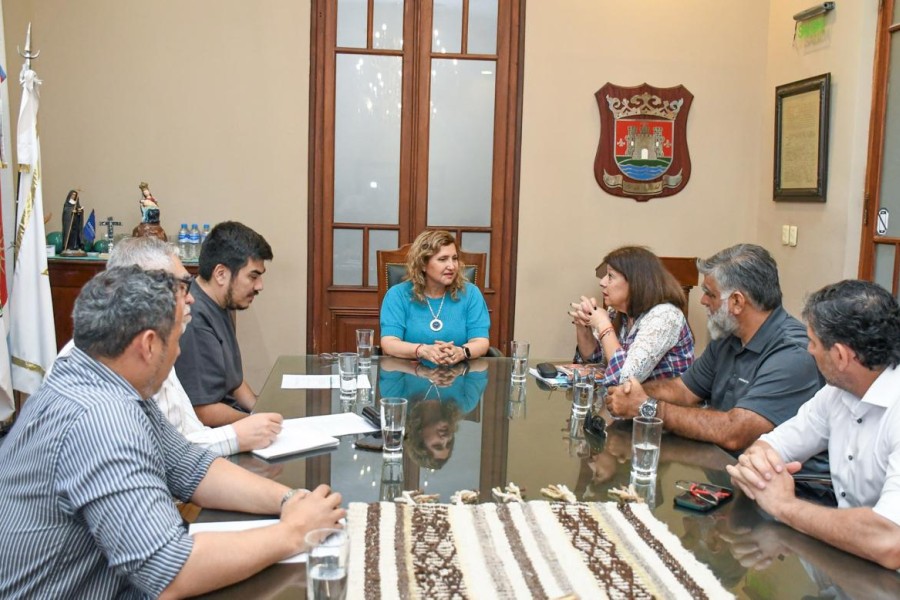 La intendente Fuentes recibe a ciclistas por el Encuentro Nacional en Santiago