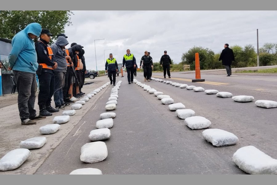Secuestran 120 Kilos de marihuana y detienen a cuatro personas que tenían como destino Santiago del Estero Secuestran 120 Kilos de marihuana y detienen a cuatro personas que tenían como destino Santiago del Estero