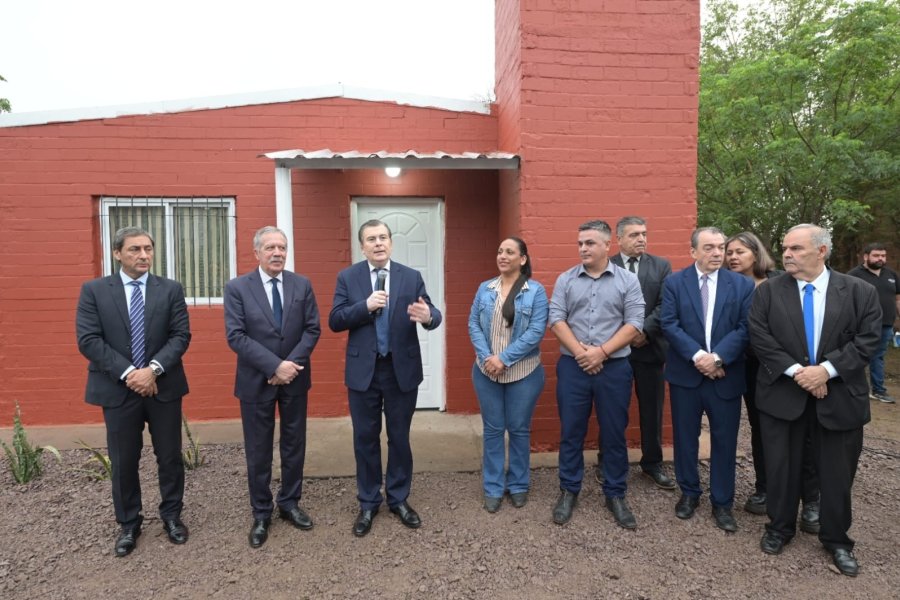 En Pozo Hondo, el gobernador Zamora inauguró la refacción y ampliación de la Escuela N° 1.085 y entregó viviendas sociales