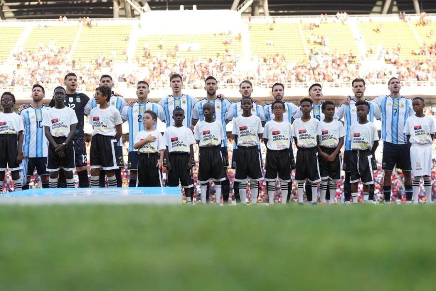 Argentina vence 2-0 a Angola y cierra 2025 con éxito