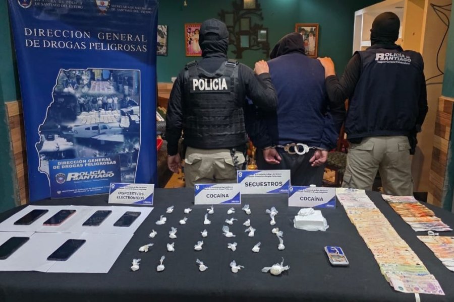 Detienen a presunto jefe narco en el barrio General Paz con cocaína y dinero en efectivo Detienen a presunto jefe narco en el barrio General Paz con cocaína y dinero en efectivo