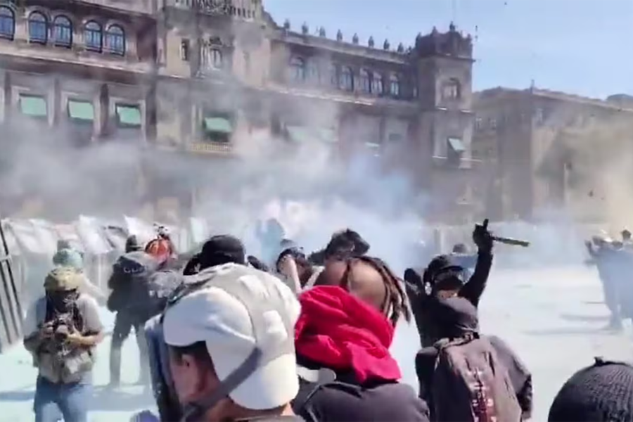 Brutal enfrentamiento en protesta contra el gobierno en ciudad de México