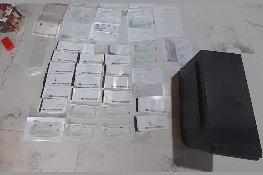 Allanan corralón de comerciantes detenidos por estafa y secuestran documentación y cheques