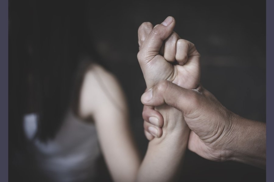 Brutal ataque en La Banda: Tres intrusos desmayaron a golpes a un joven y abusaron de su concubina