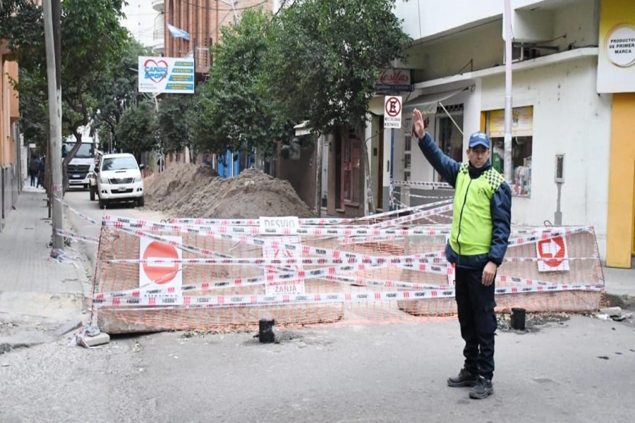 Interrupción del tránsito en Urquiza e Independencia por obras de Aguas de Santiago