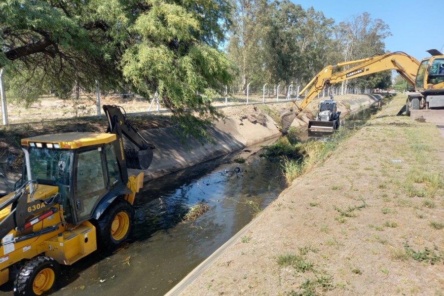 La Municipalidad de la Capital realizó la limpieza del desagüe pluvial de Av. Alsina